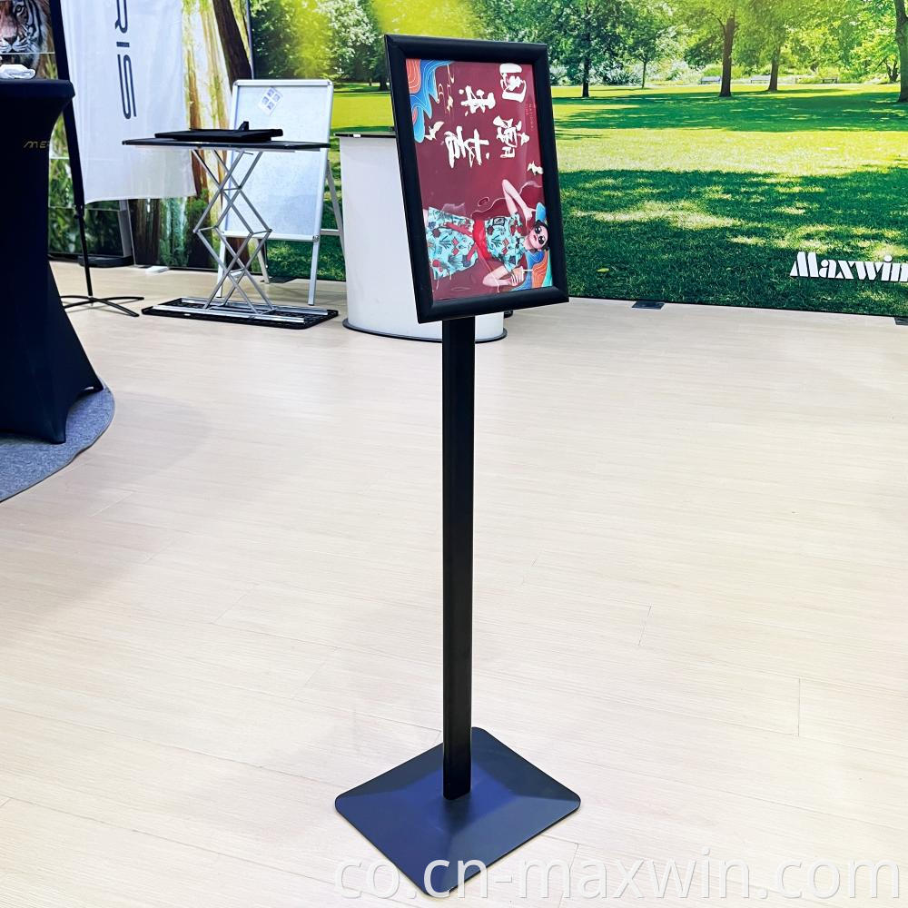 U titularu di segnu regulable in pusizione Adjustable Sign Holder Standing